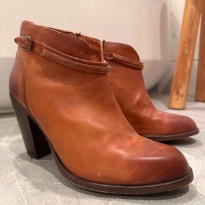 FRYE Womens Jenny Seam Ankle Booties size 11 B, barely worn beautiful condition